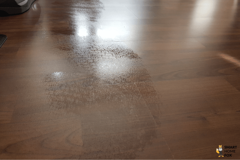 Yeedi Vac 2 Pro wischt den Laminatboden im Arbeitszimmer